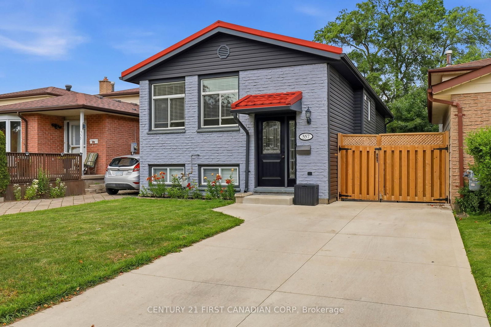 Detached House for sale at 557 Ferndale Court, London South, Ontario, N6C 5C2 - South Q - MLS: X13526332