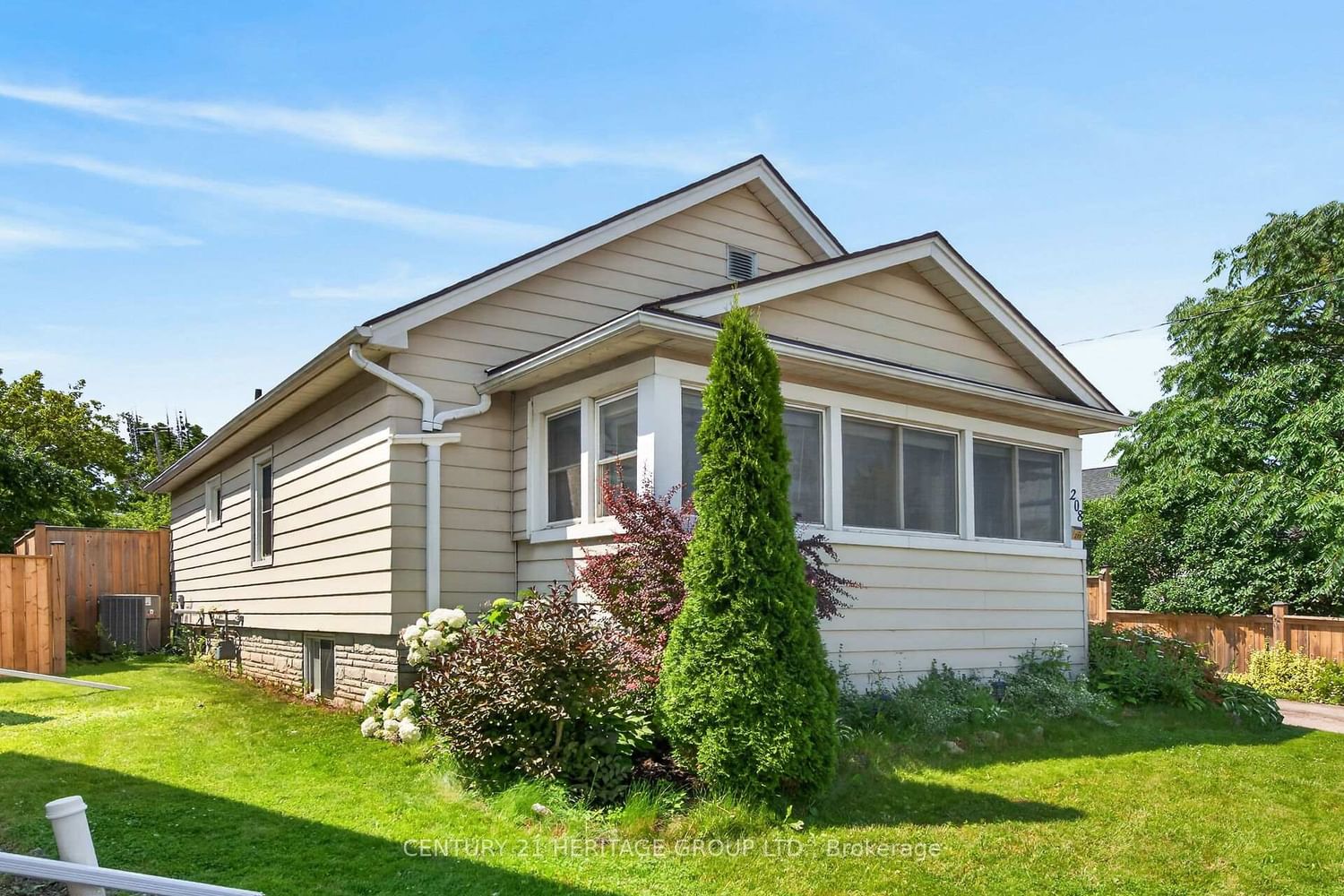 208 Carlton Street • St. Catharines, ON photo 2