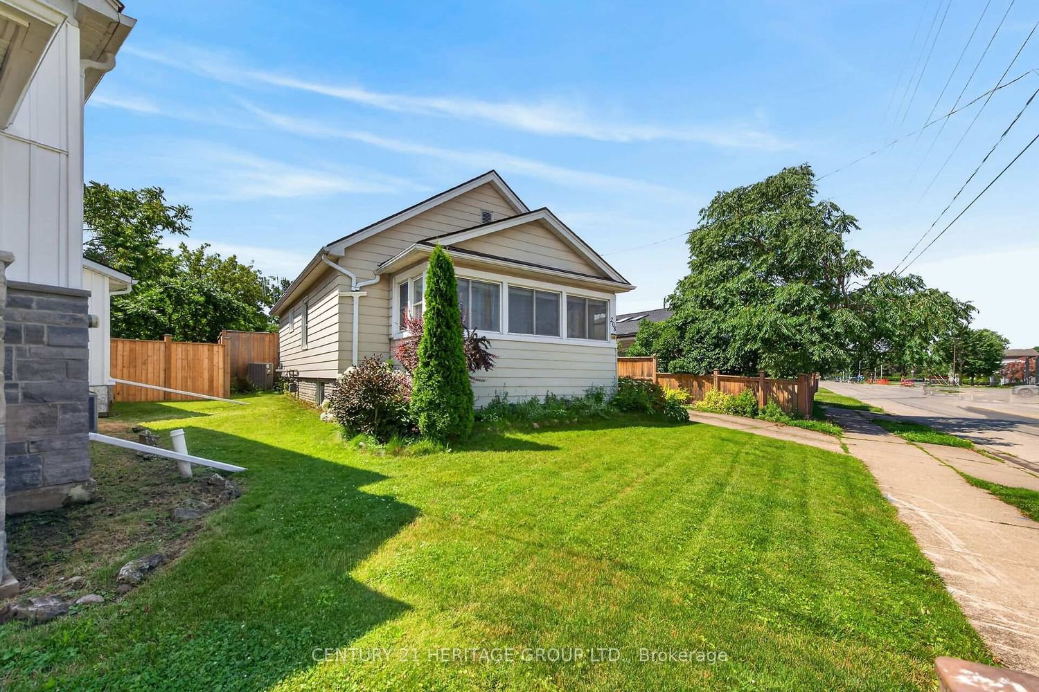 208 Carlton Street • St. Catharines, ON photo 3