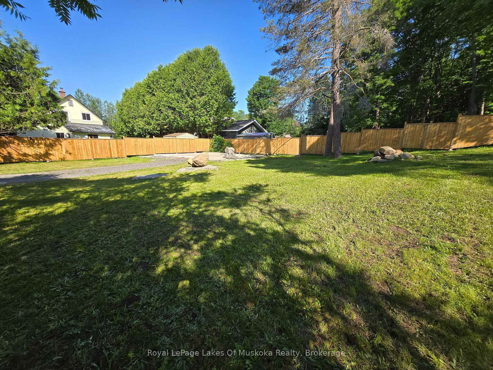 11 Silver Street • Huntsville, ON photo 5