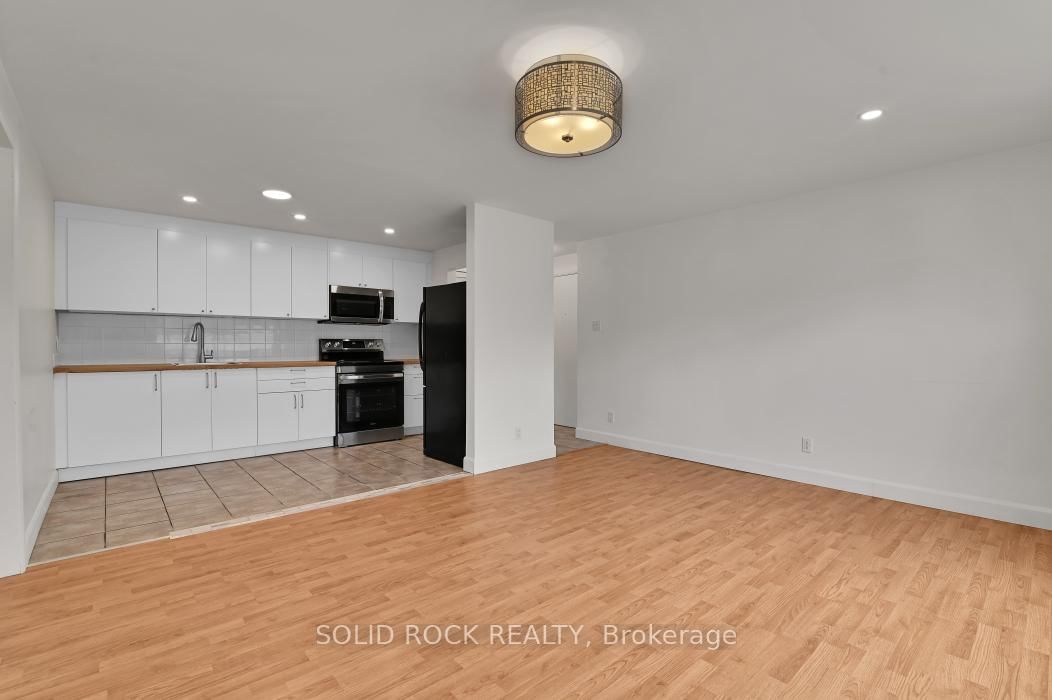 896 Elmsmere Drive • #7 • Ottawa, ON photo 3