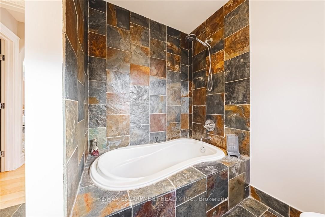712 Highvalley Road • Hamilton, ON photo 32