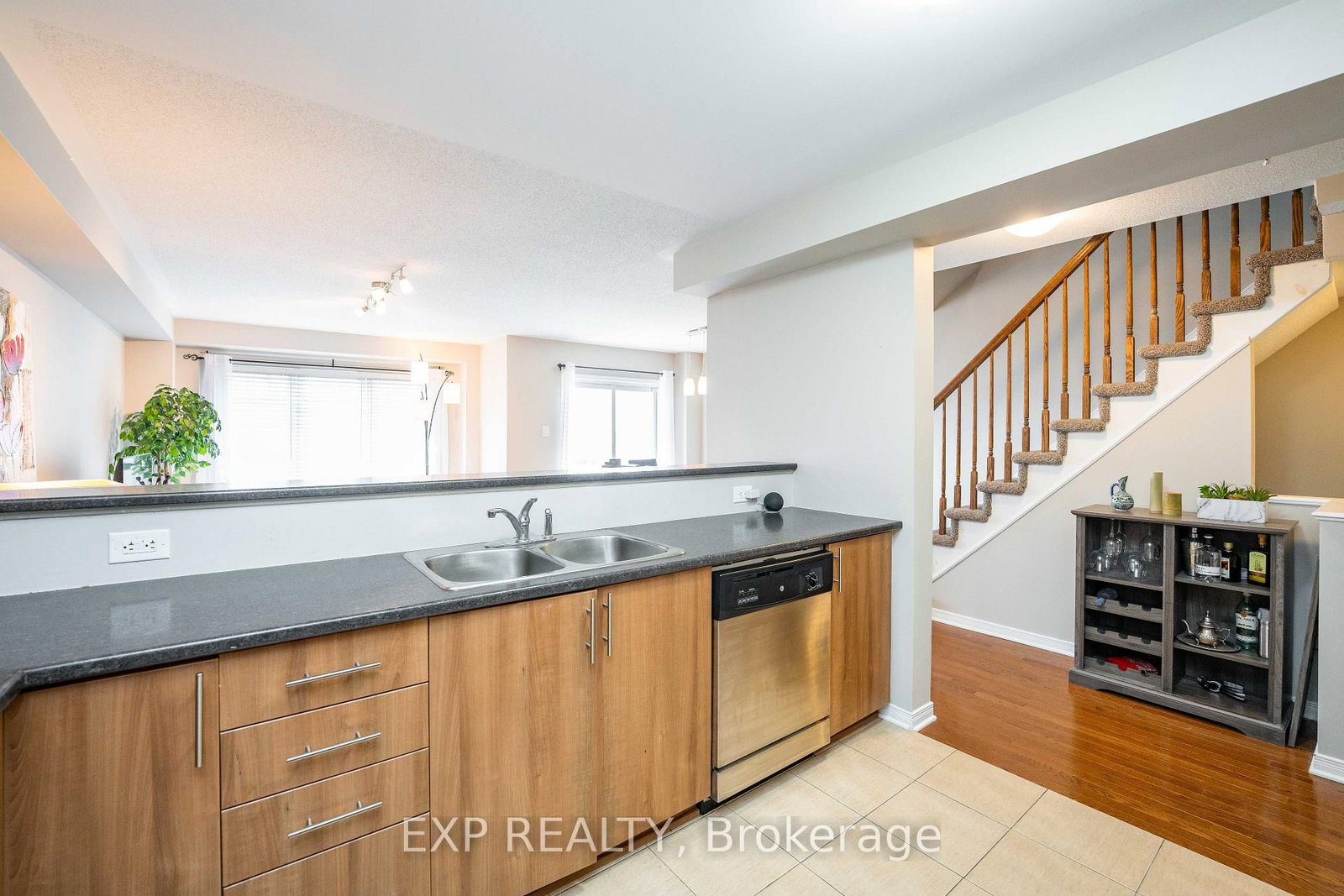504 BARHOLM Private • Ottawa, ON photo 11