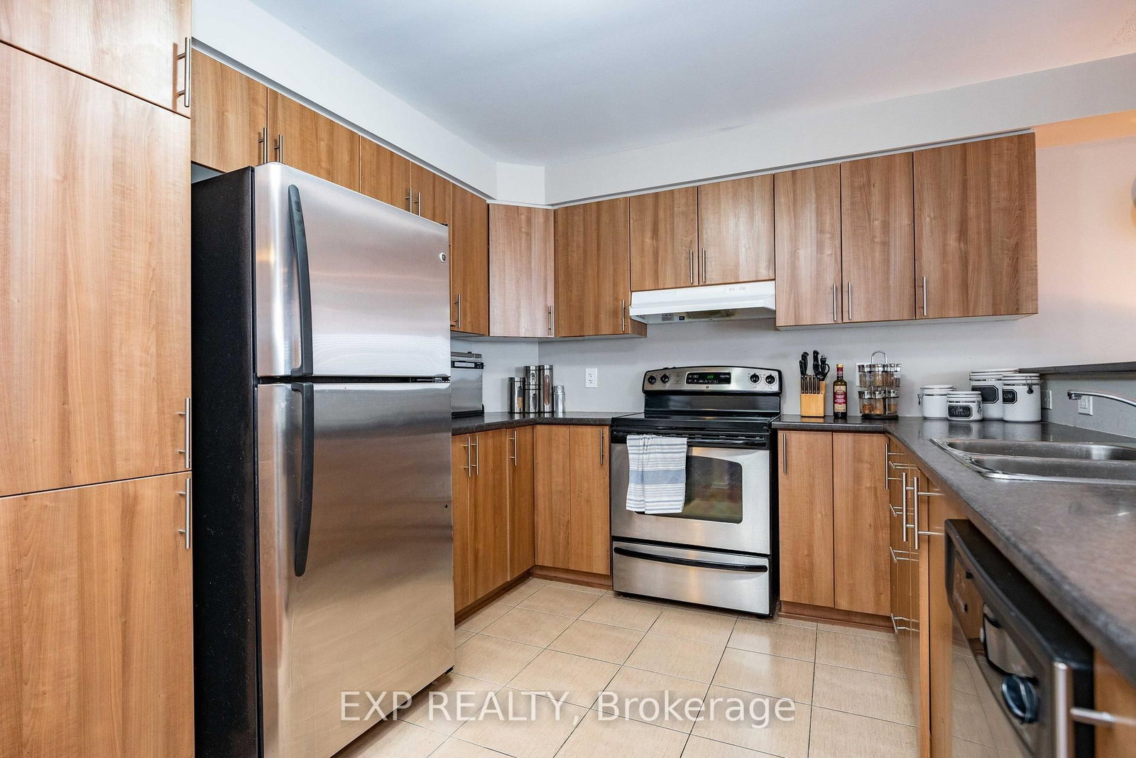 504 BARHOLM Private • Ottawa, ON photo 13