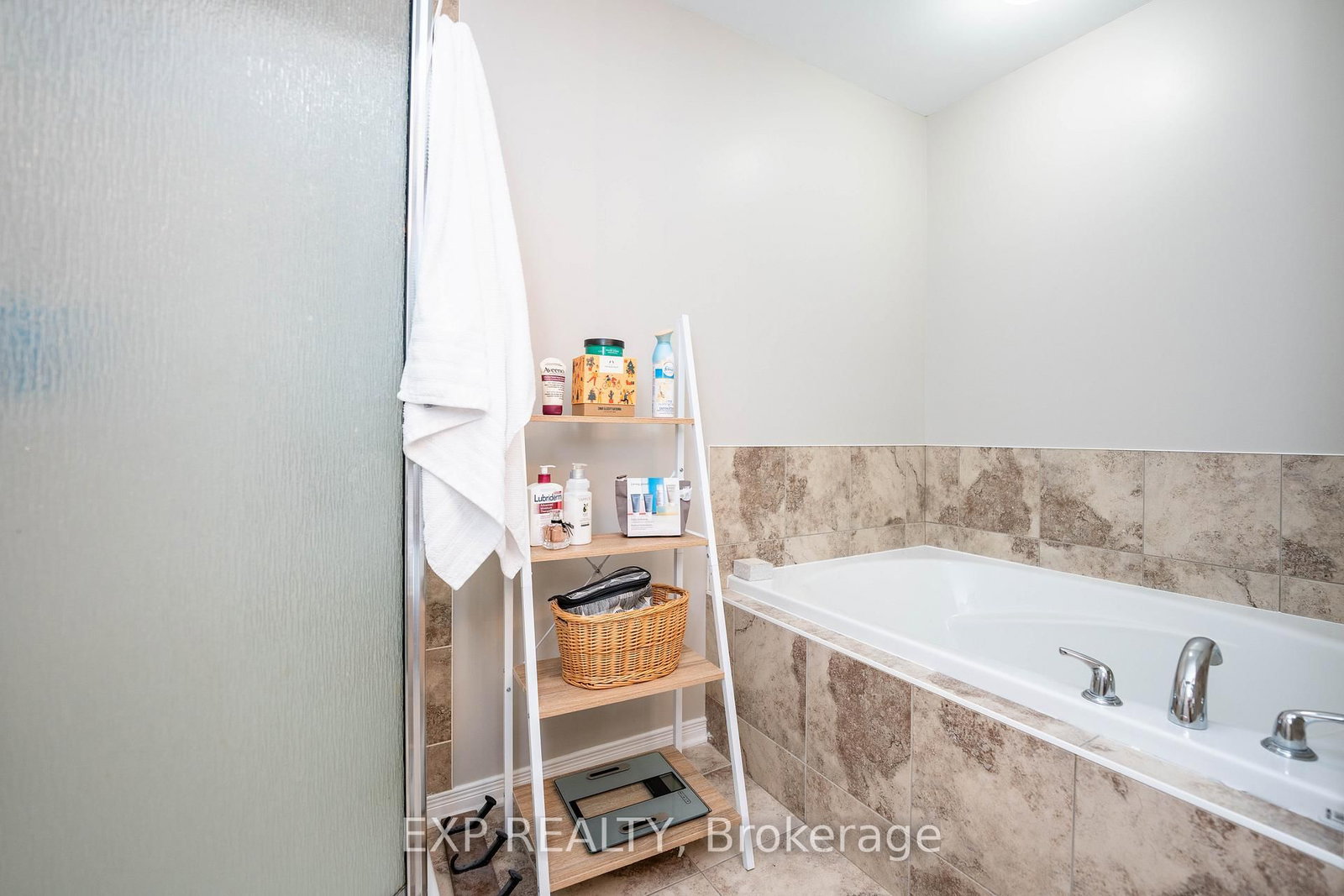 504 BARHOLM Private • Ottawa, ON photo 22