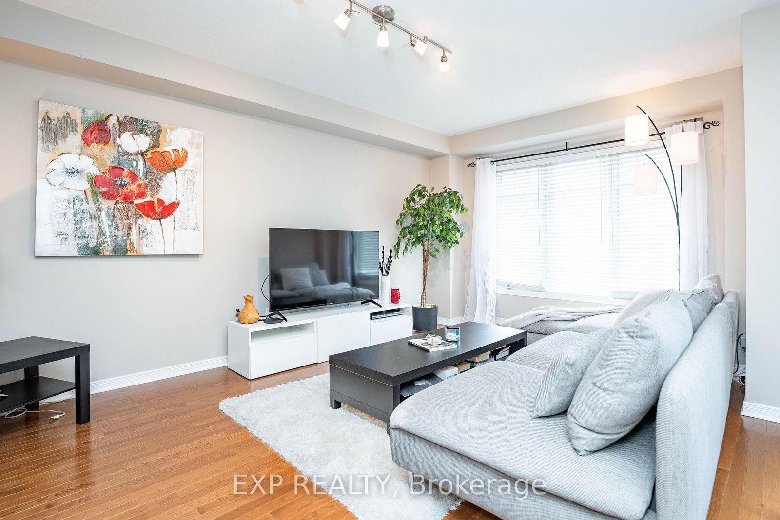 504 BARHOLM Private • Ottawa, ON photo 6