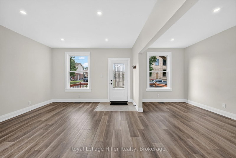 432 Albert St photo 4