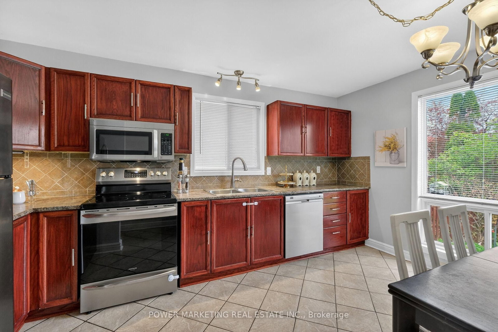6451 VISENEAU Drive • Orleans, ON photo 12