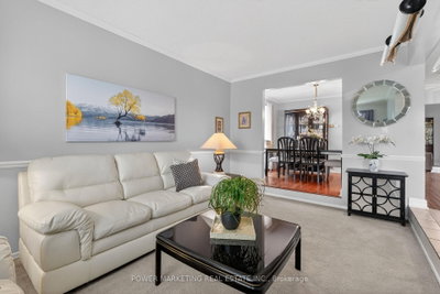 6451 VISENEAU Drive • Orleans, ON photo 8