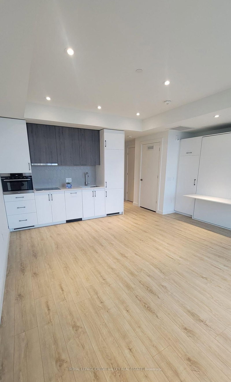 1211 - 741 King Street W