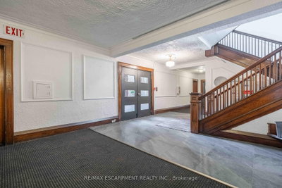 Unit 4 — 285 King Street W — photo 6