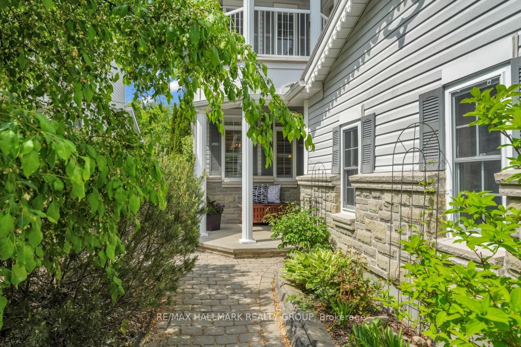 16 Hemlo Crescent • Kanata, ON photo 2