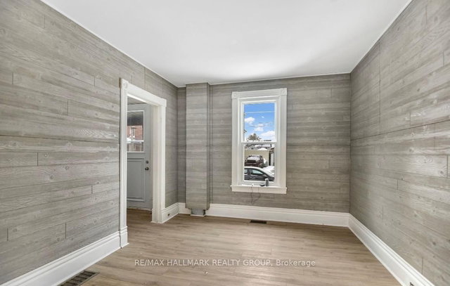 47 Daniel Street S