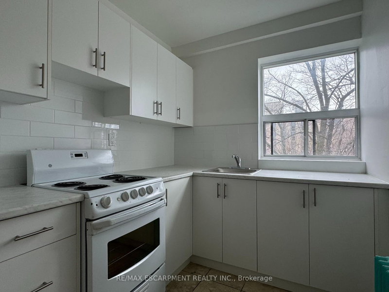 325A James St S photo 2