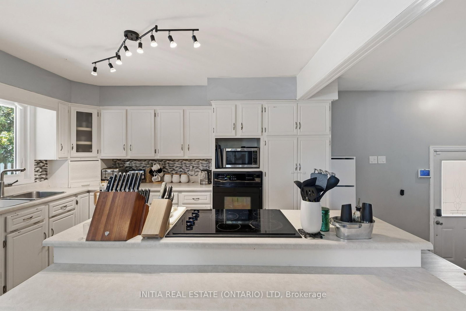97 Grey Crescent • Sarnia, ON photo 9