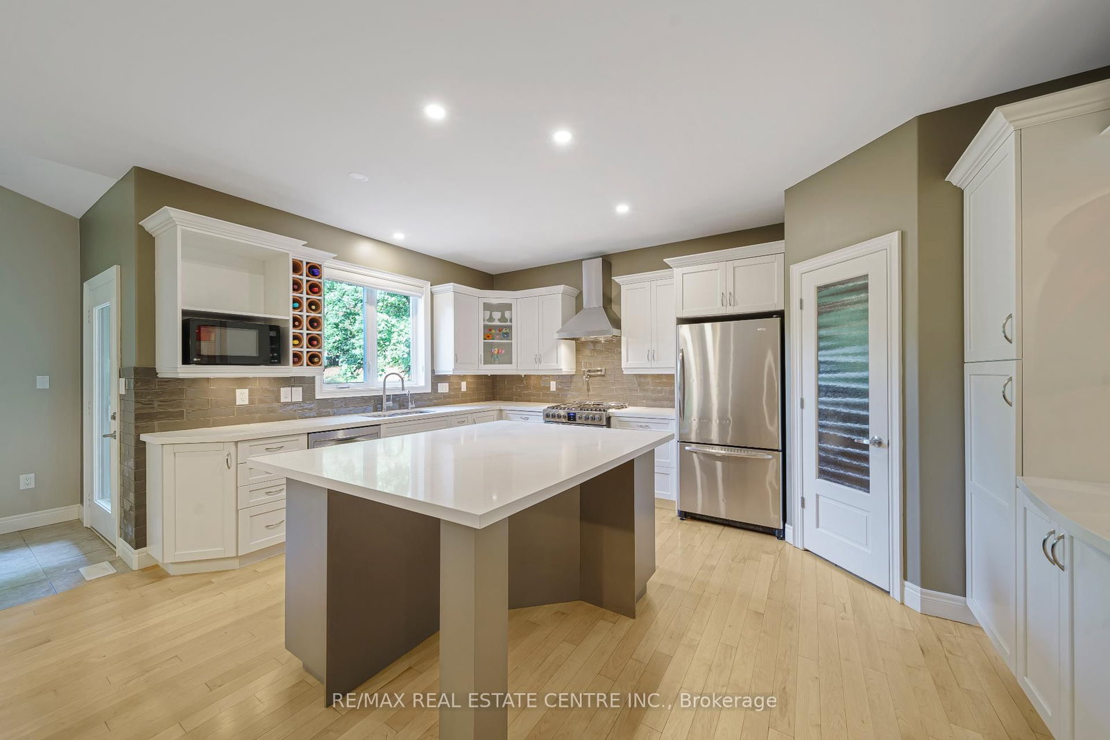 112 Dirksen Court • Kitchener, ON photo 8