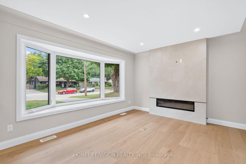 377 Griffith St photo 5