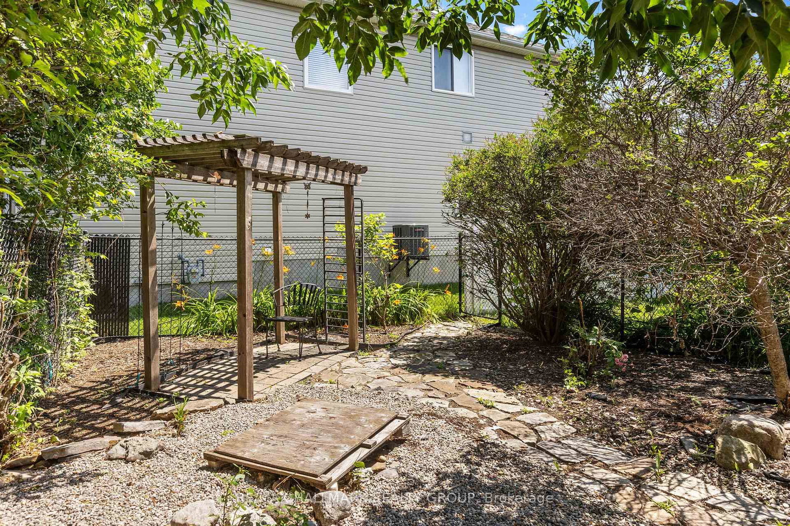 988 Lucille Way • Ottawa, ON photo 33