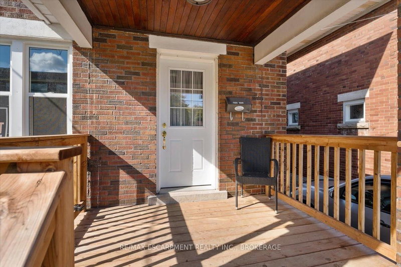 Main - 3 Carleton Street S
