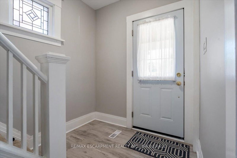 Main - 3 Carleton Street S