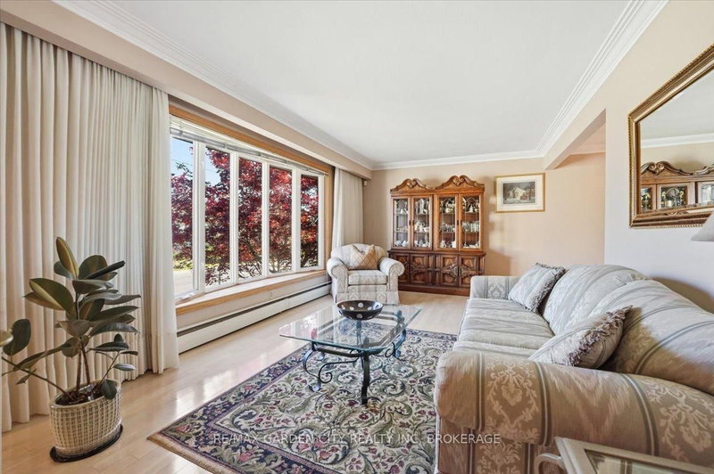 41 Albert Street W