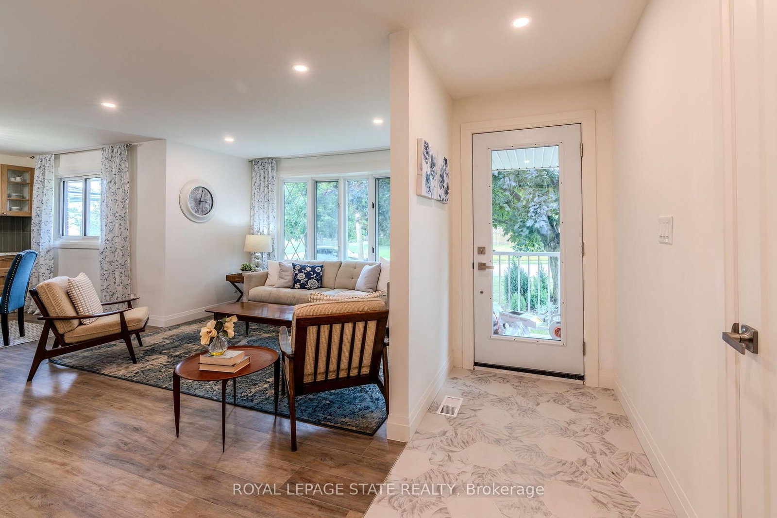 17 WOODSVIEW Avenue • Grimsby, ON photo 2