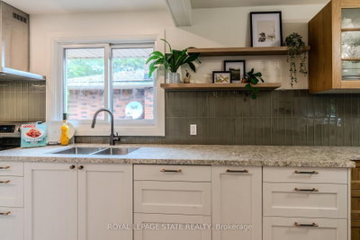 17 WOODSVIEW Avenue • Grimsby, ON photo 8