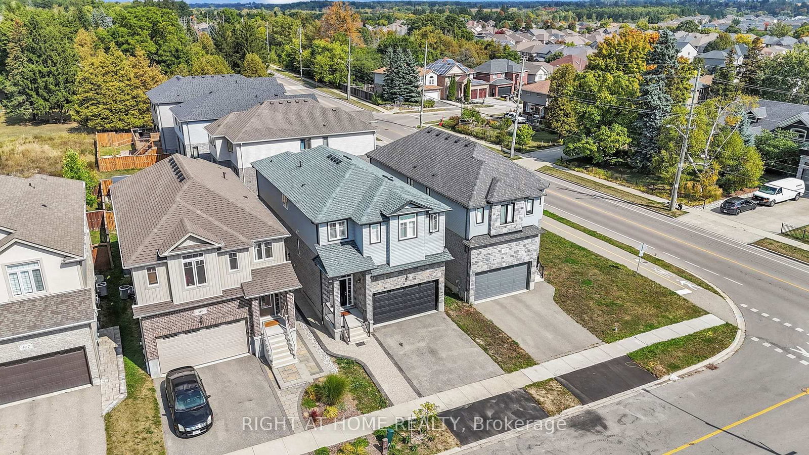 321 Carriage Way • Waterloo, ON photo 3