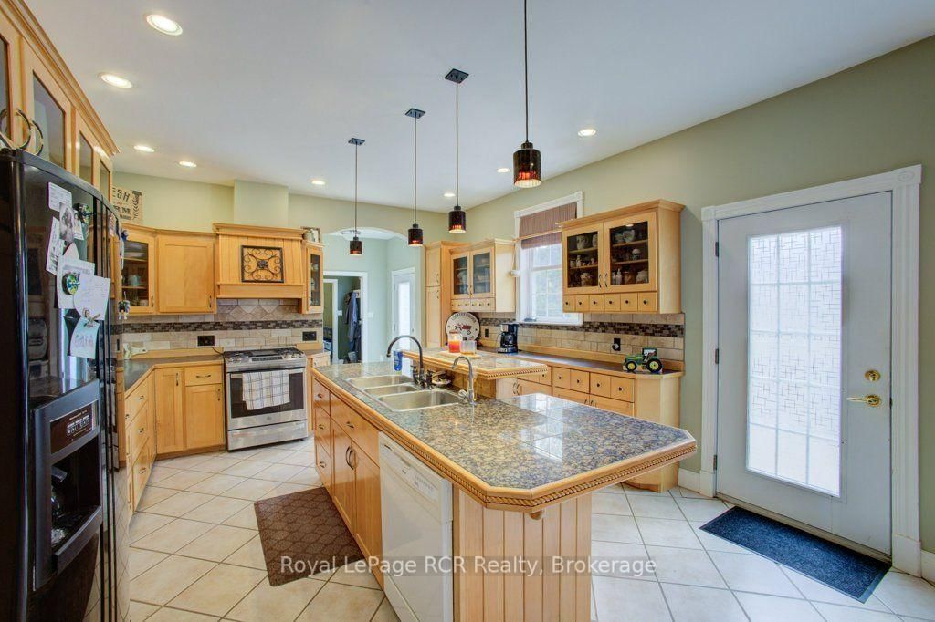 2020 John Street • Howick, ON photo 19