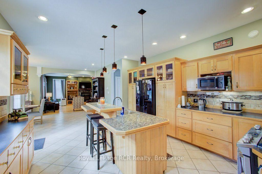 2020 John Street • Howick, ON photo 20