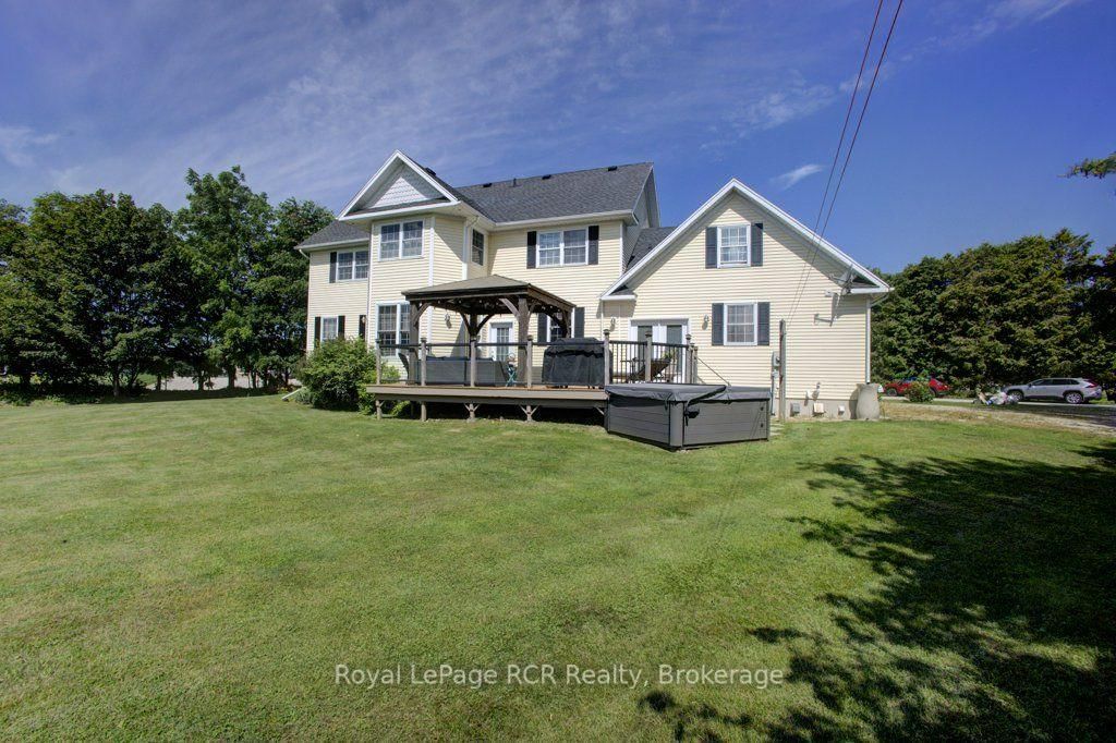 2020 John Street • Howick, ON photo 38