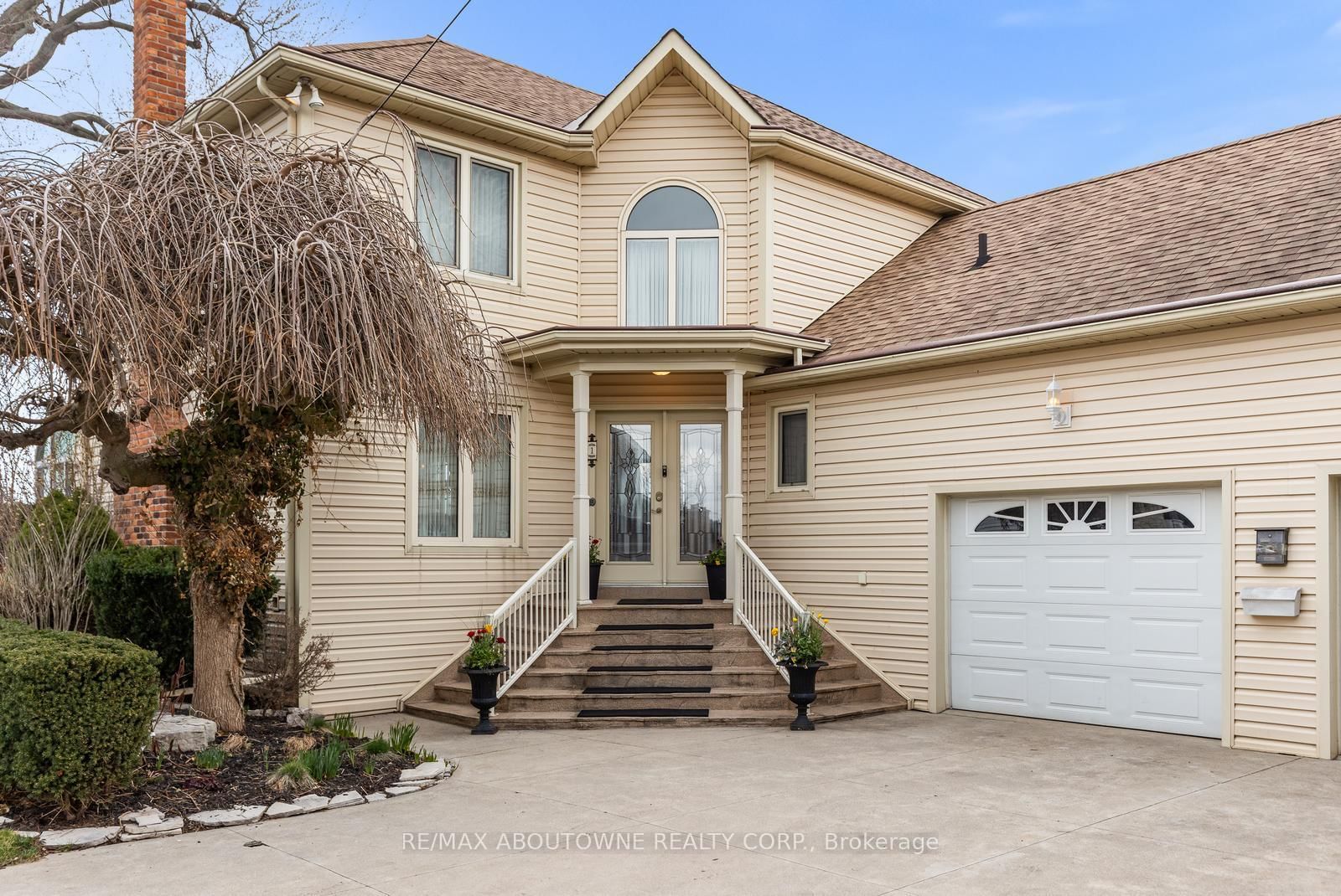 1 Twelfth Street • Grimsby, ON photo 4