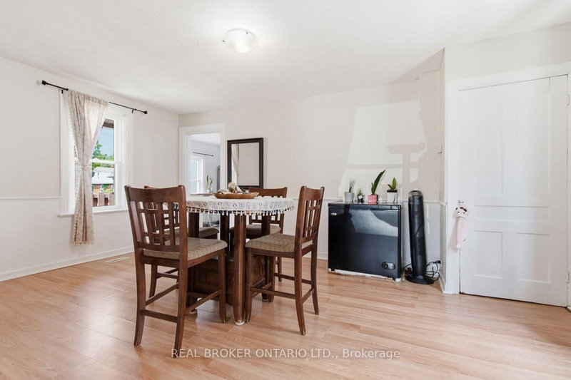 12 Elmview St E photo 4