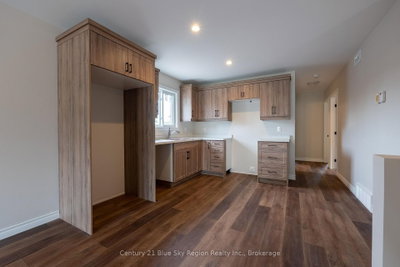 1556 Fraser Street — photo 2