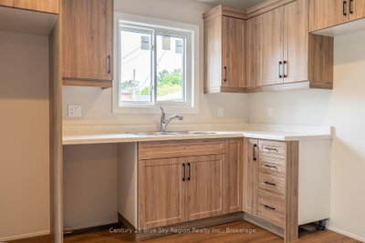 1556 Fraser Street — photo 3