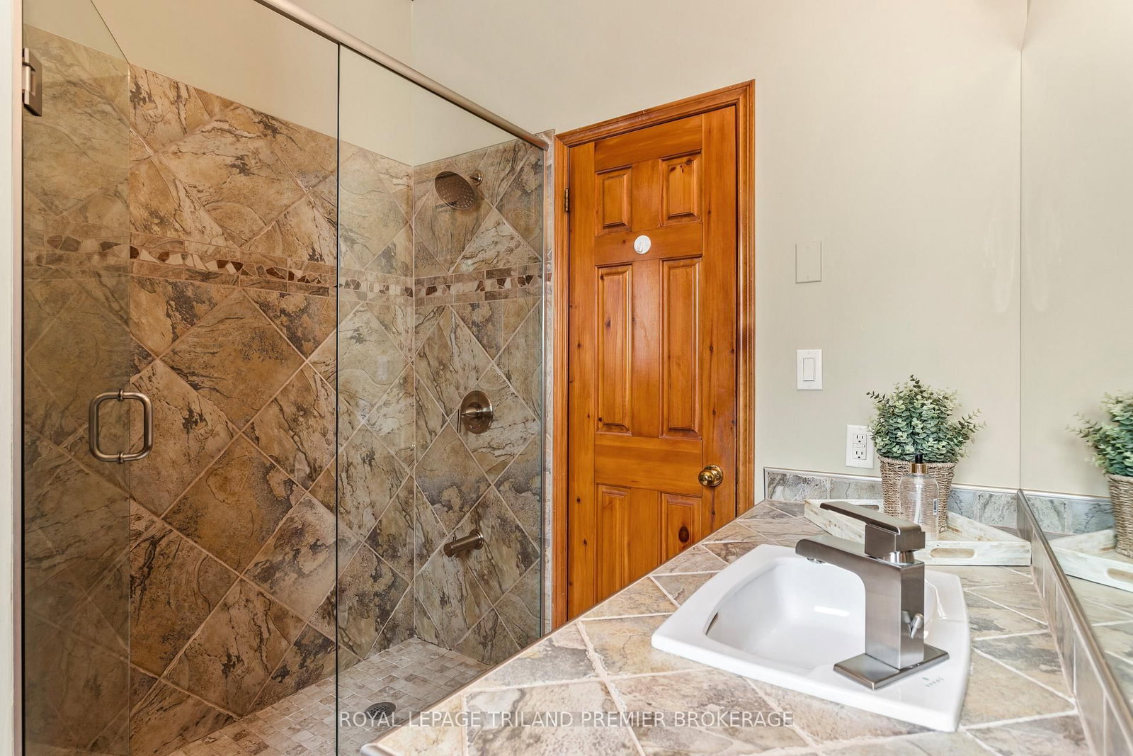 9936 ONTARIO Street • Lambton Shores, ON photo 23