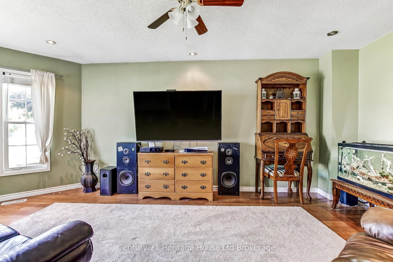 84 Anderson Street • Woodstock, ON photo 3
