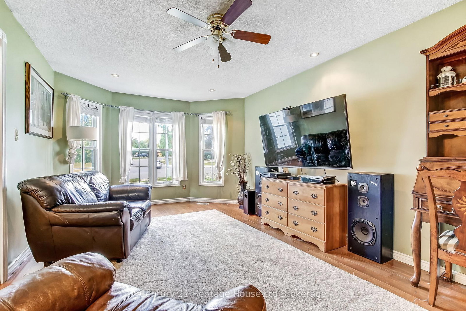84 Anderson Street • Woodstock, ON photo 4