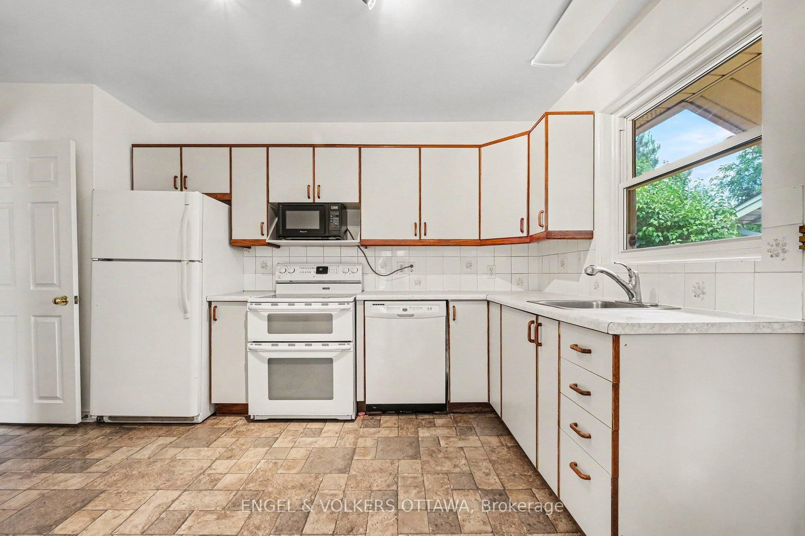 325 Summit Avenue • Ottawa, ON photo 11