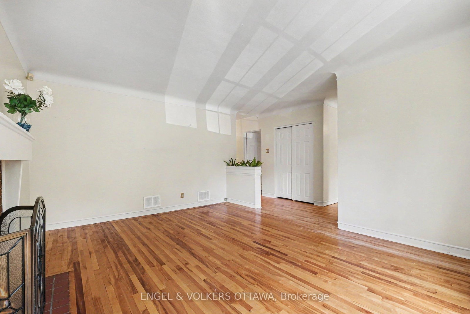 325 Summit Avenue • Ottawa, ON photo 9