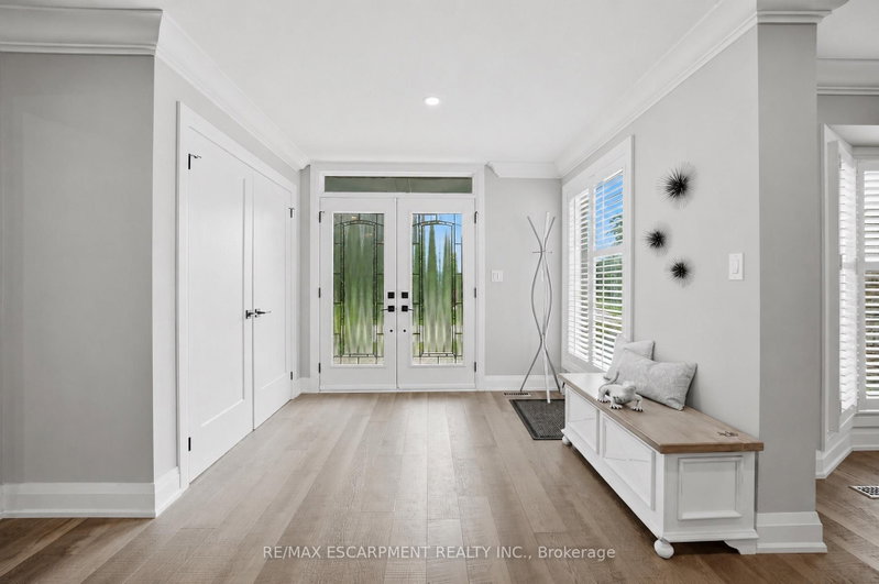 81 Flanders Dr photo 4