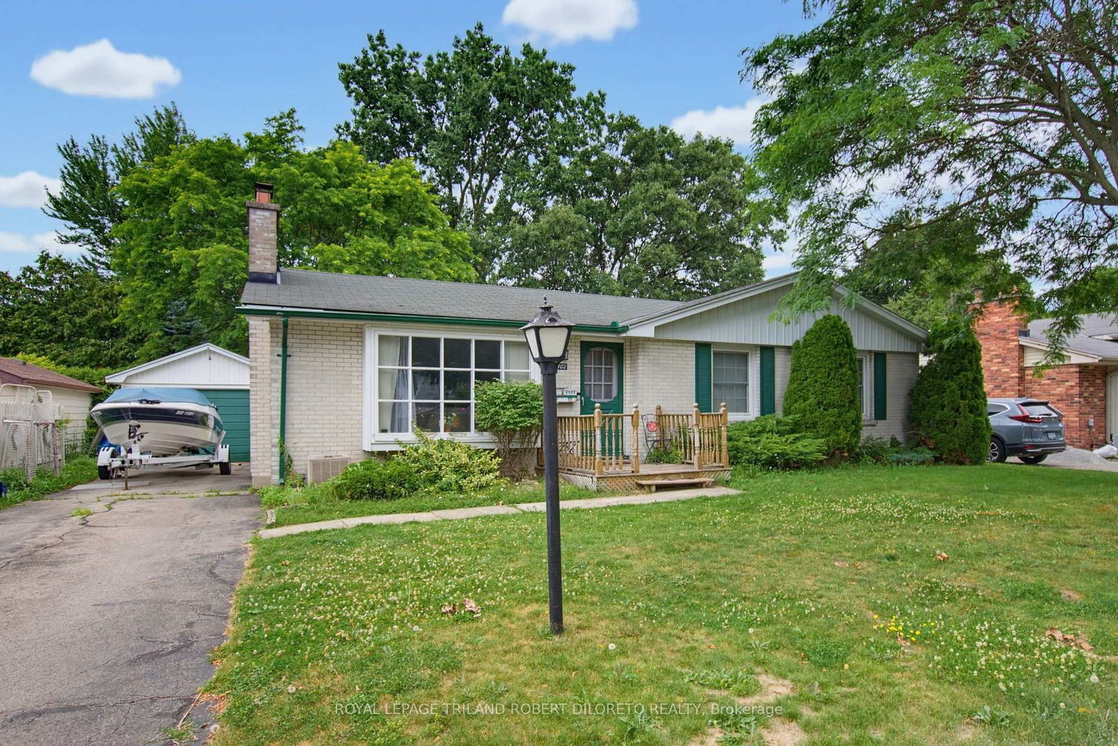 102 Honeysuckle Crescent, London East — photo 3