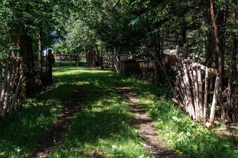 612608 Sideroad 61
