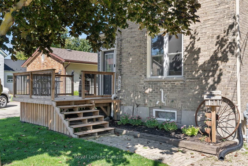 555 RAGLAN Street