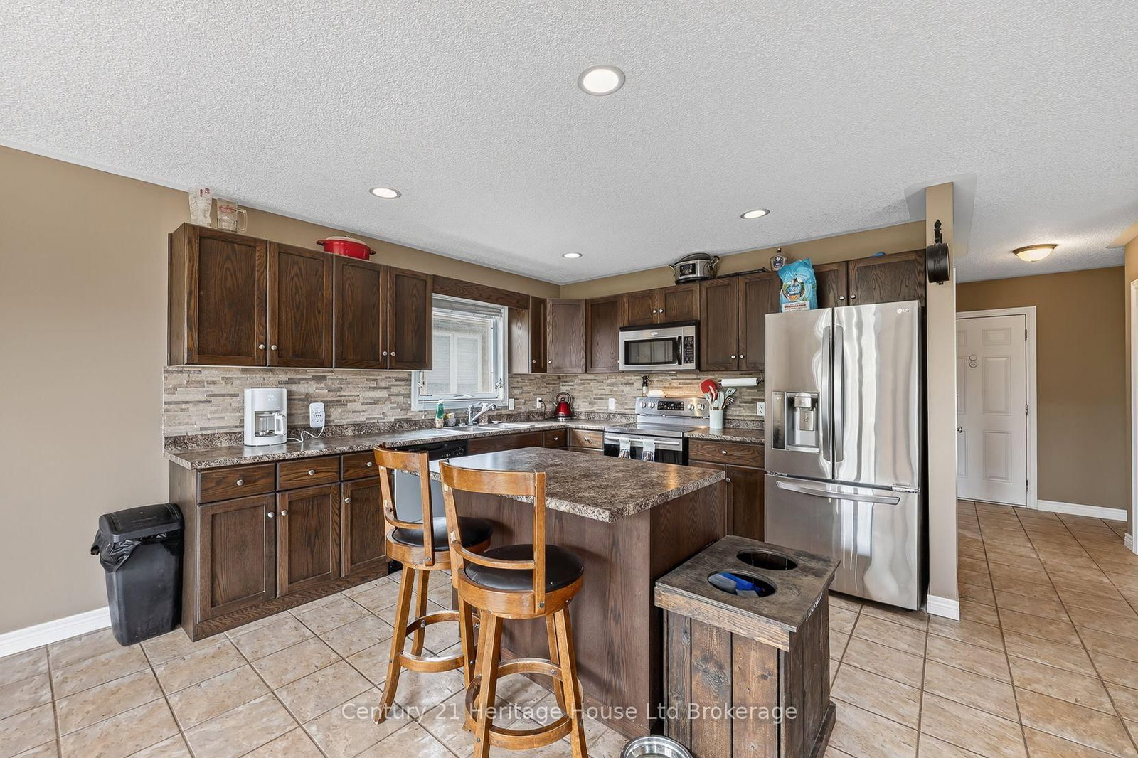644 Hummingbird Crescent • Woodstock, ON photo 2