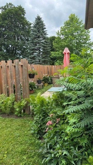 31 Lawrence Avenue W — photo 3