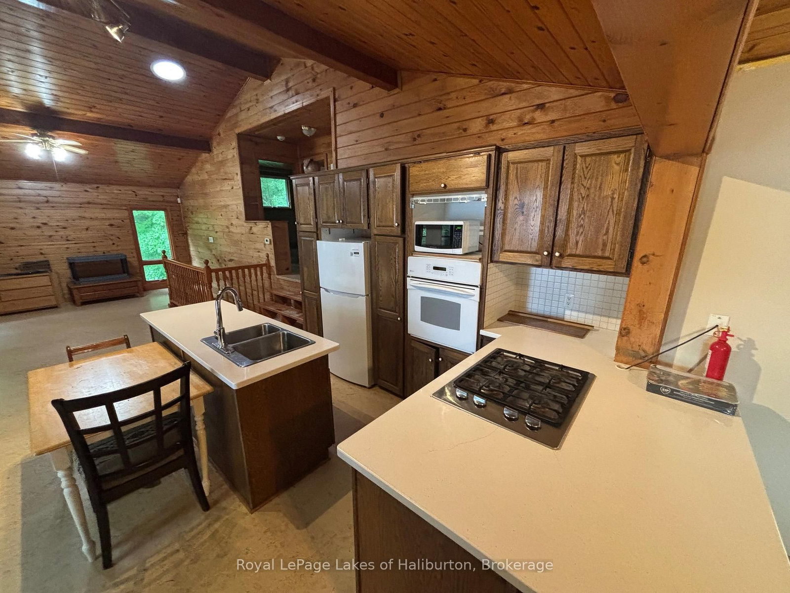 3040 Haliburton Lake Road • Dysart et al, ON photo 9