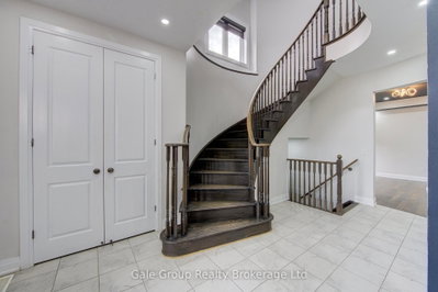 125 Prince Charles Crescent • Woodstock, ON photo 4