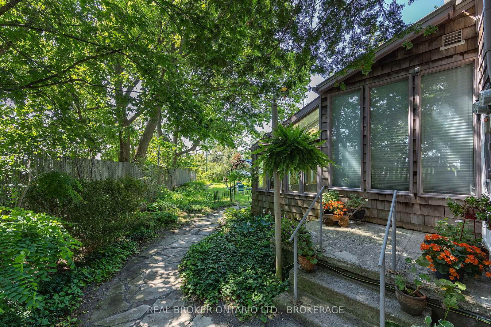 595 E King Street • Gananoque, ON photo 30