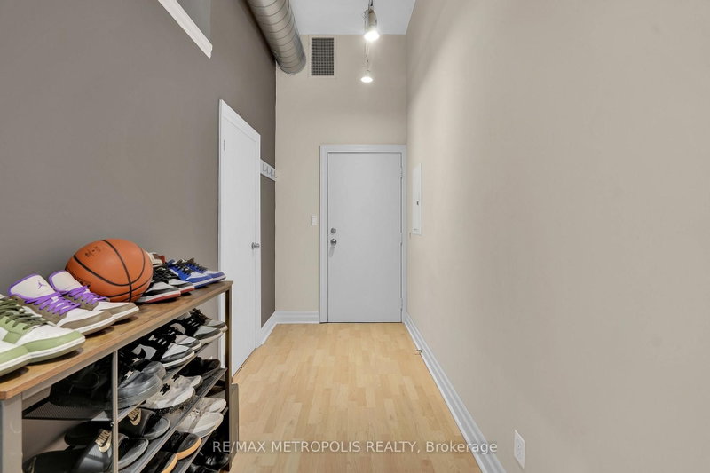 207 - 276 King Street W